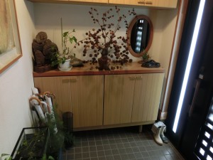 玄関扉も新しくしており、下駄箱もこれだけあれば収納にも困りません