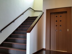 エレベーター 階段