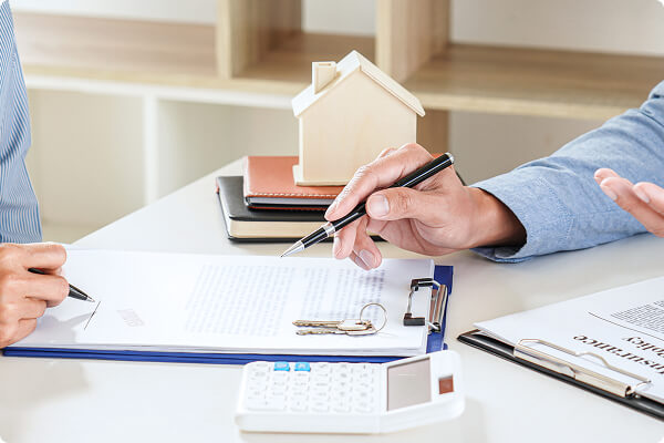 重要事項の確認と契約手続きを行う場面、鍵と書類が置かれている