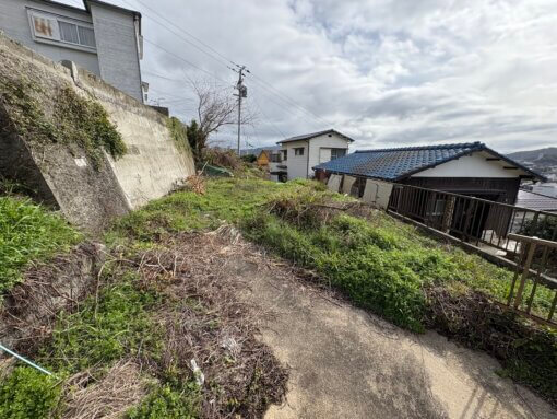 石の段々をのぼると